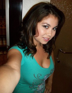 18 year old girl Amber nudes the cum from her bf's cock after they screw